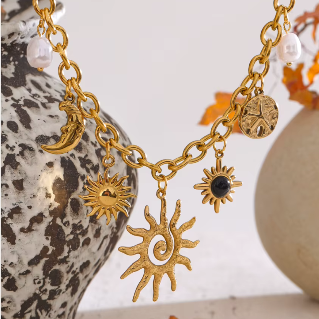 Collar con dije celestial dorado
