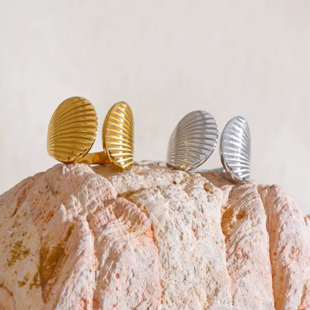 Anillo abierto con rayas de concha texturizada