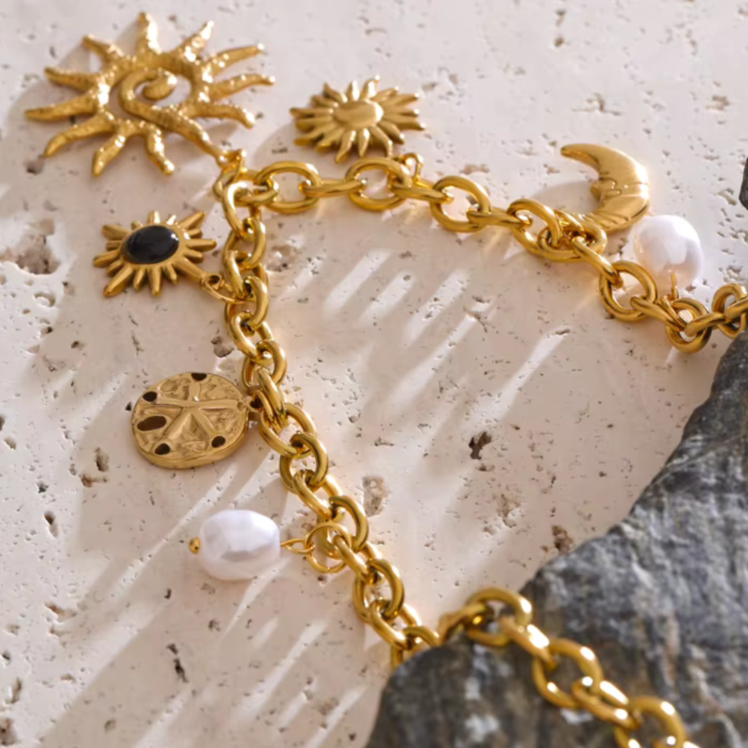 Collar con dije celestial dorado