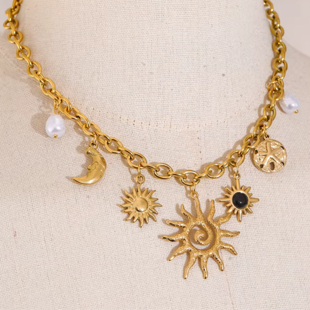 Collar con dije celestial dorado