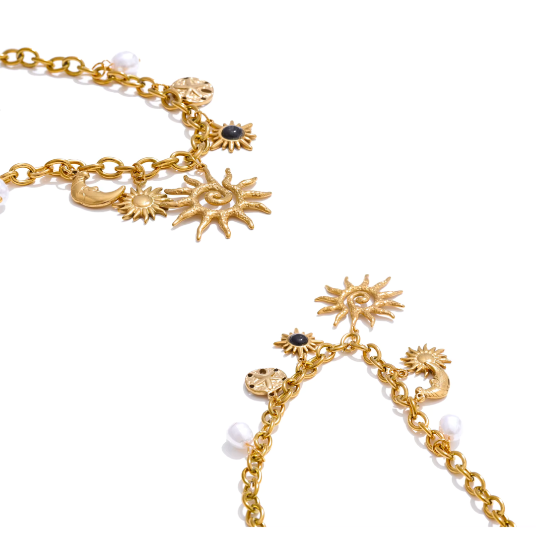Collar con dije celestial dorado