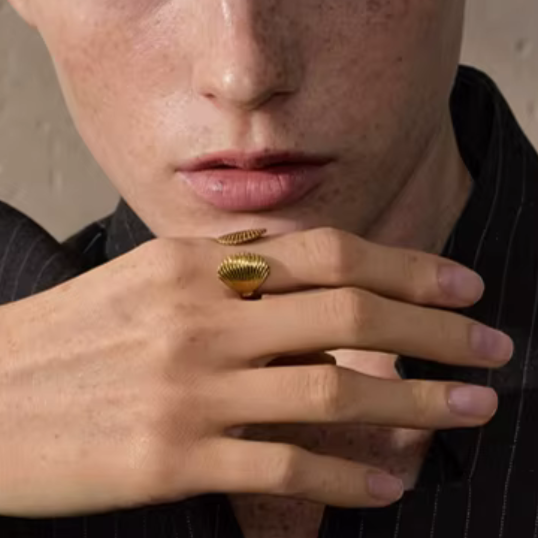Anillo abierto con rayas de concha texturizada