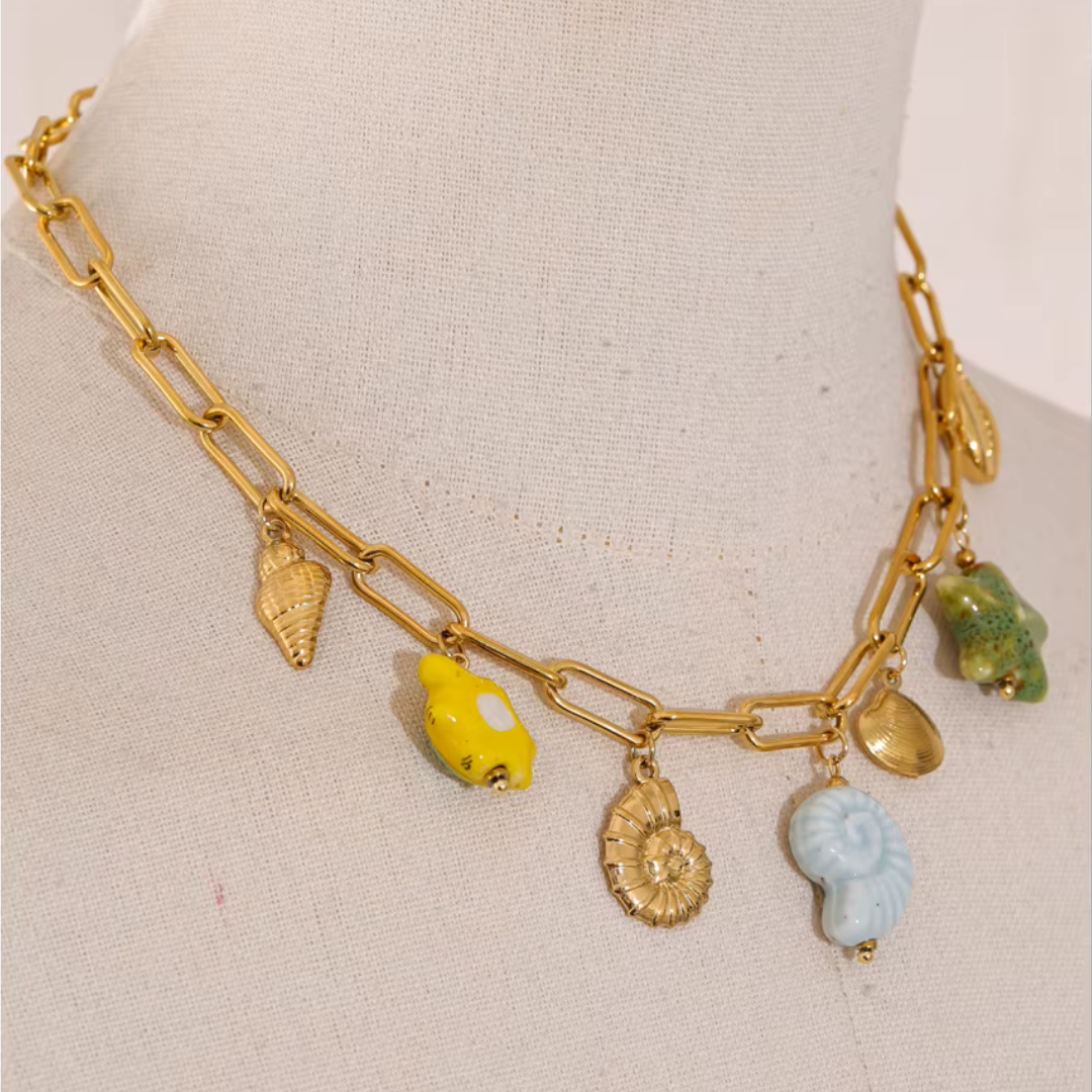 Collar con dije de océano dorado