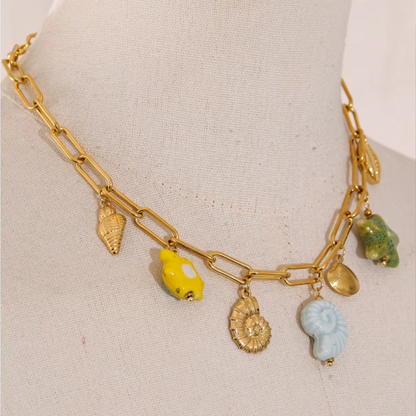 Collar con dije de océano dorado