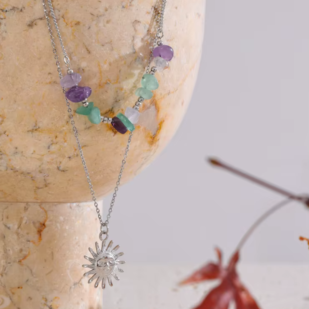 Collar de doble capa con dije de sol - Hecho a mano