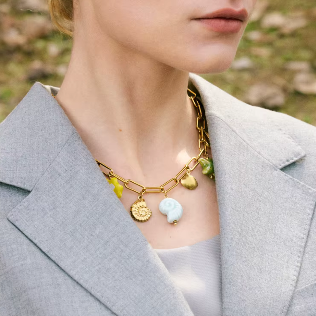 Collar con dije de océano dorado